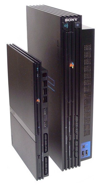 PlayStation 2 Konsolen im Größenvergleich
