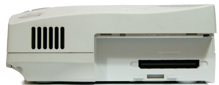 SEGA Dreamcast von der Seite mit abgenommenem Modem